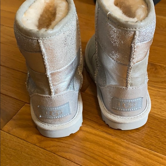Brand new Ugg short boots size girls US11 - Picture 2 of 4